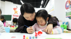 便屡次呈现堂、白叟家中、勾当广场